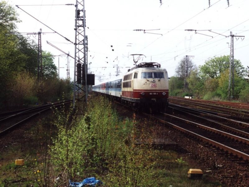103 105-3 mit IR 2345  Wesertal  Amersfoort-Berlin Ostbahnhof auf Bahnhof Salzbergen am 21-04-2000. Bild und scan: Date Jan de Vries.