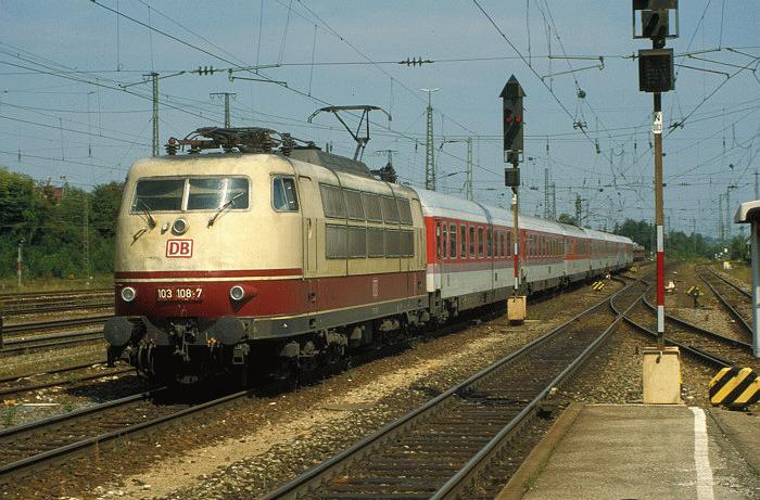 103 108-7 am 19.08.2000 im Bf. Treuchtlingen mit AE 1320 CHRISTOPHORUS nach Mnchen Ost