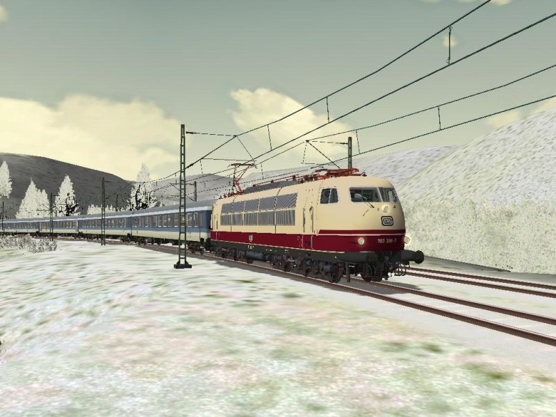 103 108 mit InterRegio auf der winterlichen Schwarzwaldbahn zwischen Triberg und St. Georgen.