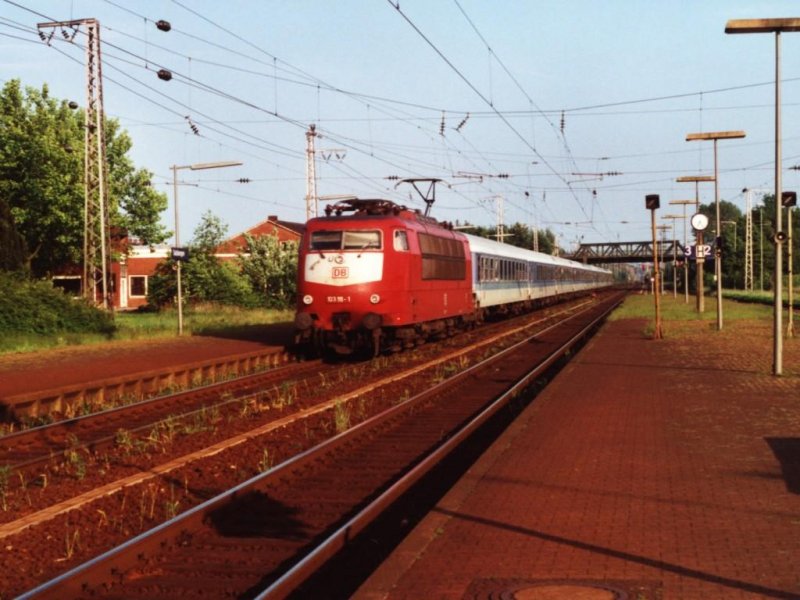 103 111-1 mit IR-zug nach Nordeich Mole auf Bahnhof Salzbergen am 21-4-2000. Bild und scan: Date Jan de Vries. 