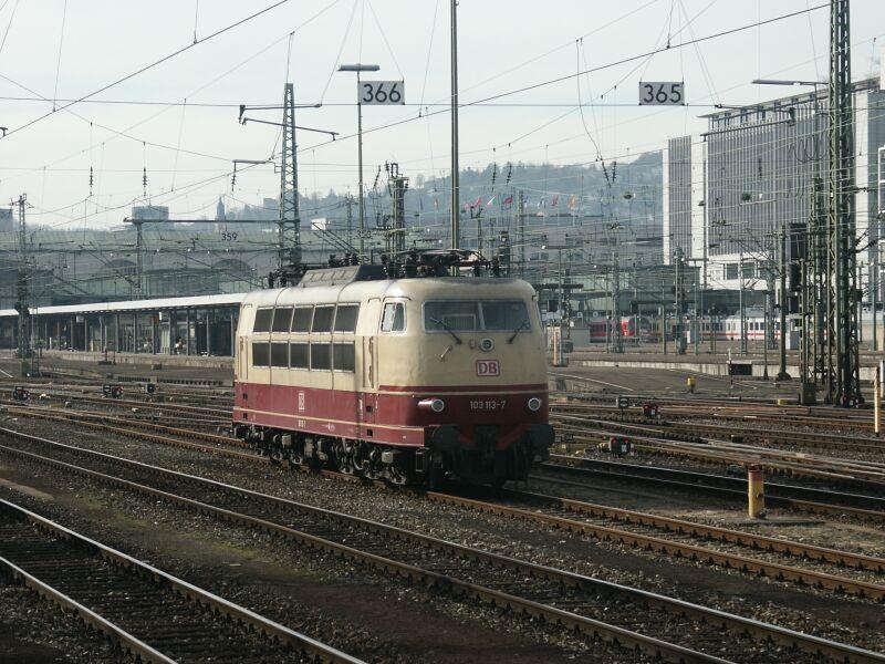 103 113-7 abgestellt in Stuttgart Hbf. 04.02.2004