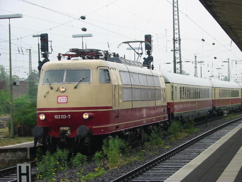 103-113 fhrt um 11:46 mit ihrem Sonderzug in Worms Hbf durch.