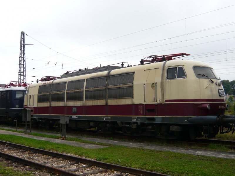 103 136-8 in Nrdlingen.Ganz links steht noch die dunkelblaue E10 005,eine Wettbewerbslok von Henschel,AEG und BBC.