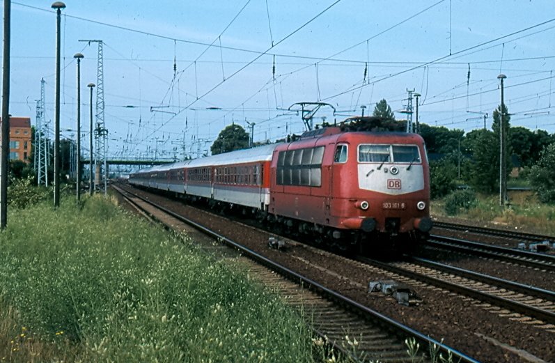103 161-5 fhrt mit Intercity durch den Bahnhof  Berlin-Schnefeld Flughafen.