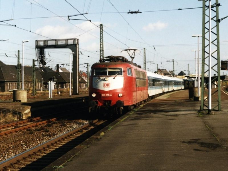 103 176-4 mit IR 2342 “Havelsee” Berlin Ostbahnhof-Schiphol auf Bahnhof am 4-11-2000. Bild und scan: Date Jan de Vries.