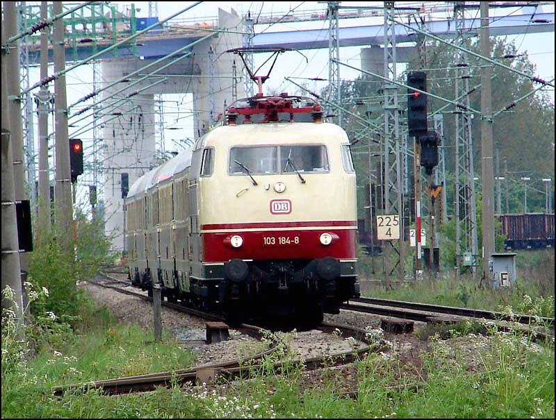 103 184-8  als TEE79829 aus Binz (-nach Kln) kommend. Hier zu sehen zwischen Bahnhof Rgendamm und Hbf Stralsund. (am 21.05.06) 