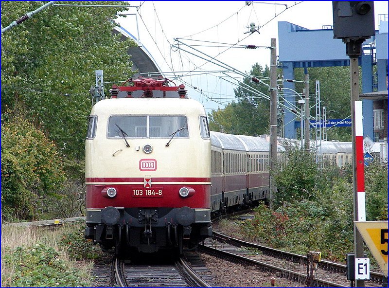 103 184-8 am Zugende seines Sonderzuges. Er wird gerade ber die Ziegelgrabenbrcke gezogen. Stralsund-Rgendamm Bhf am 30.09.2007
