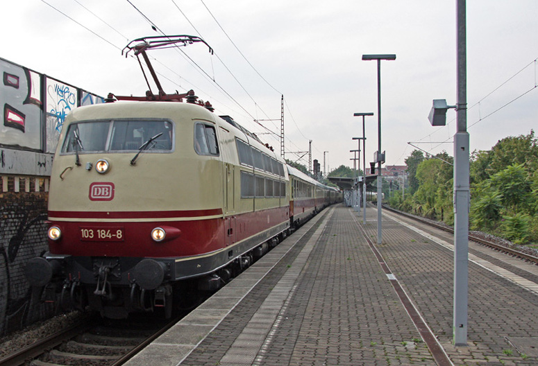 103 184-8 durchfhrt am 15.09.2009 mit dem Rheingoldexpress den, zur  Schutzzone  erklrten, Bahnhof Leipzig-Gohlis. Der Grund fr die hchste Sicherheitsstufe: Im Zug sa Angela Merkel, unterwegs auf ihrer Wahlkampftour quer durch Deutschland.
