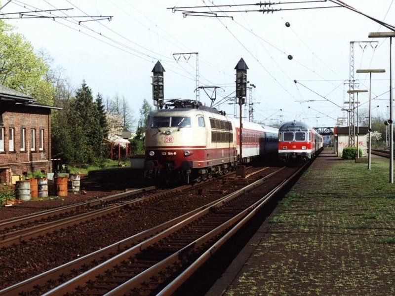 103 184-8 mit IR 2342 Havelsee Berlin Ostbahnhof-Hengelo passiert ein RegionalExpress auf Bahnhof Salzbergen am 22-04-2000. Bild und scan: Date Jan de Vries.