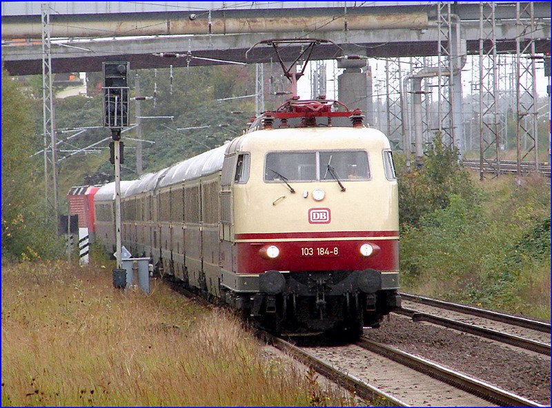 103 184-8 mit TEE 79801 bei der Einfahrt in den Hbf von Stralsund. am 30.08.2007
