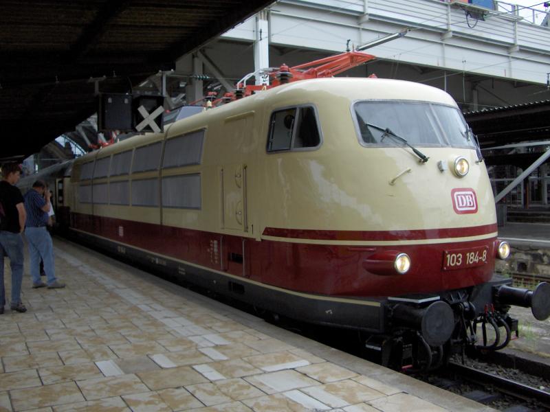 103 184-8 stand noch ohne Lokschaden in Frankfurt(M)Hbf am 03.07.2005 mit TEE nach Altenbeken.