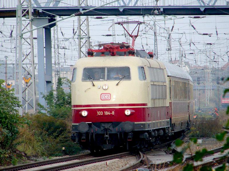 103 184-8 vor einem Sonderzug zur Insel Rgen. (Stralsund am 02.10.2005) 