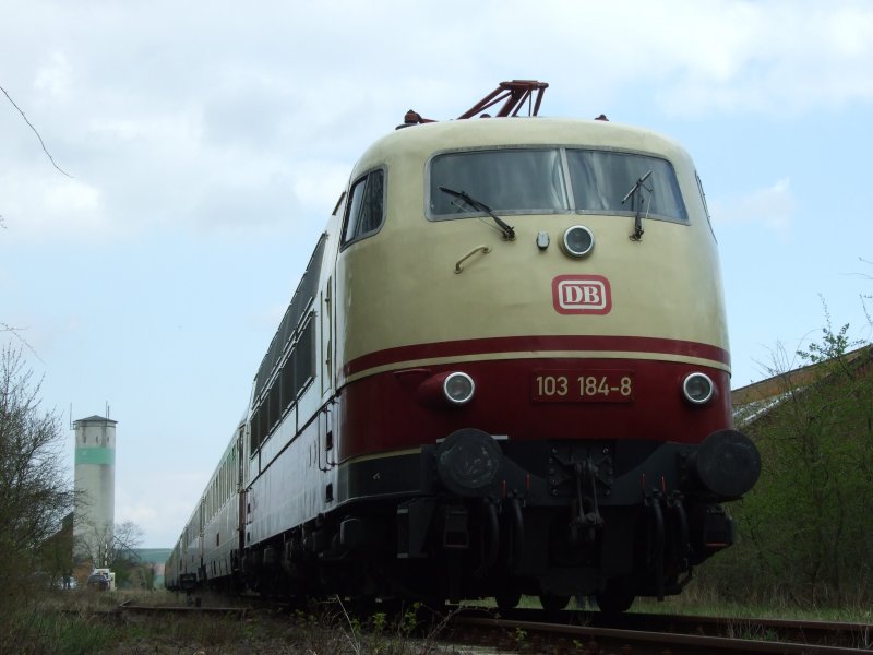 103 184 am 12.04.08 mit ihrem TEE Sonderzug im Zellerthal im Bahnhof G�llheim-Dreisen, das gab es im Zellerthal noch nie