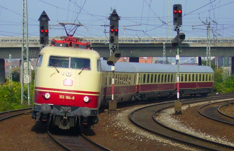 103 184 am 18.10.06 mit TEE 79824 bei der durchfart von Lu Hbf.