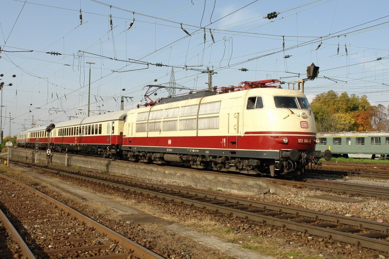 103 184 avec rame TEE Rheingold arrivant  Basel Badische 14 octobre 2008