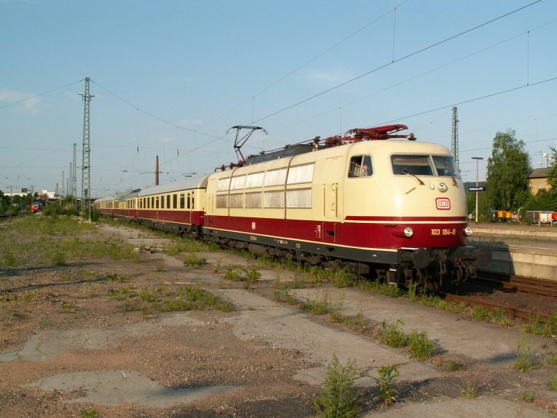 103 184 durchfhrt am 14.5.08 mit einems Sonderzug aus Dresden den Bahnhof Homburg/Saar.