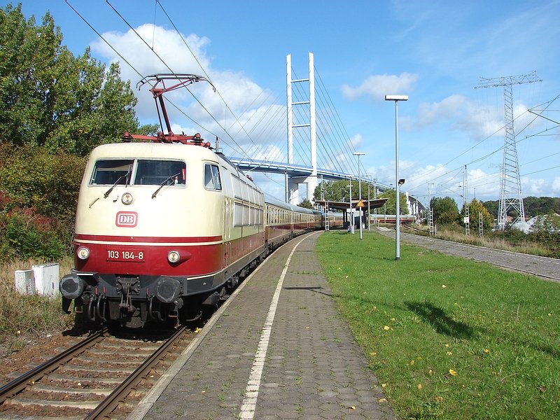 103 184 durchfhrt mit ihrem Sonderzug den Bahnhof Stralsund-Rgendamm. (28.09.08)