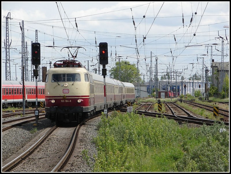 103 184 mit dem TEE 79800 aus Bonn nach Warnemnde. Hier erreicht der Zug gerade den Rostocker Hbf. Aufgenommen am 15.05.07