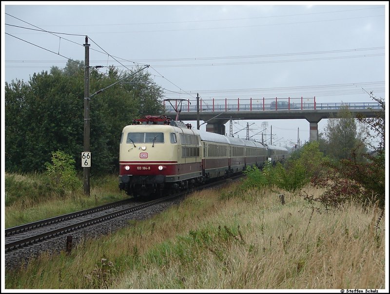 103 184 mit Sonderzug aus dem Ostseebad Binz nach K�ln am 30.09.07 zwischen Bentwisch und Rostock