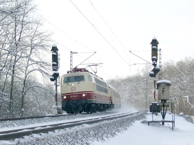 103 184 passiert mit ihrem Sonderzug am 29.12.2005 die Einfahrsignale des Bahnhofes Neuoffingen.