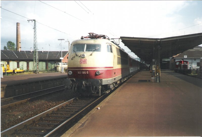 103 185-5 mach Station im Bahnhof Bebra mit dem IC  Alpenland . Im Hintergrund rechts eine KF III, links eine BR 216. Sept. 98. Foto-Scan.