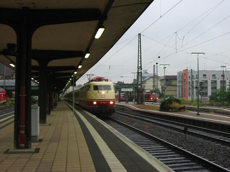 103-1854 am 15.8.2005 mit einem Sonderzug anlsslich des Wetljugendtages in Worms Hbf.