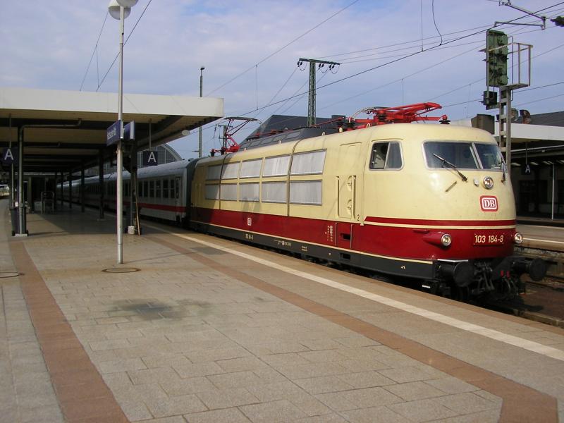 103-187 beschleunigt den D 2949 (WJT-Sonderzug 7) aus dem Karlsruher Hauptbahnhof zum nchsten Halt Heidelberg. (19.8.05)
