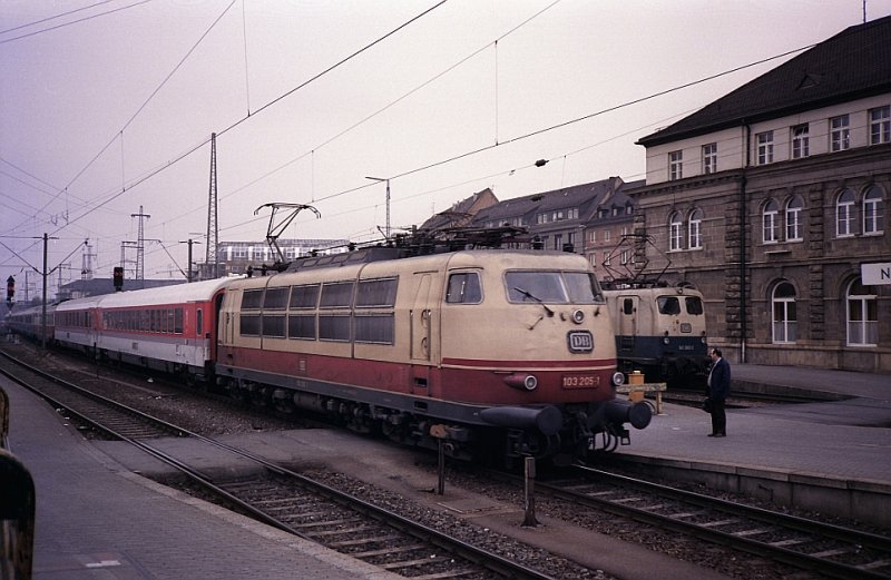 103 205-1 Nrnberg Hbf Febuar 1989.