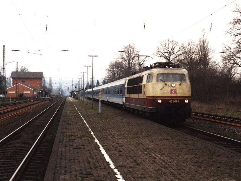 103 209-3 mit IR 2533 Wattenmeer nach Cuxhaven auf Bahnhof Bohmte am 25-03-2000. Bild und scan: Date Jan de Vries.