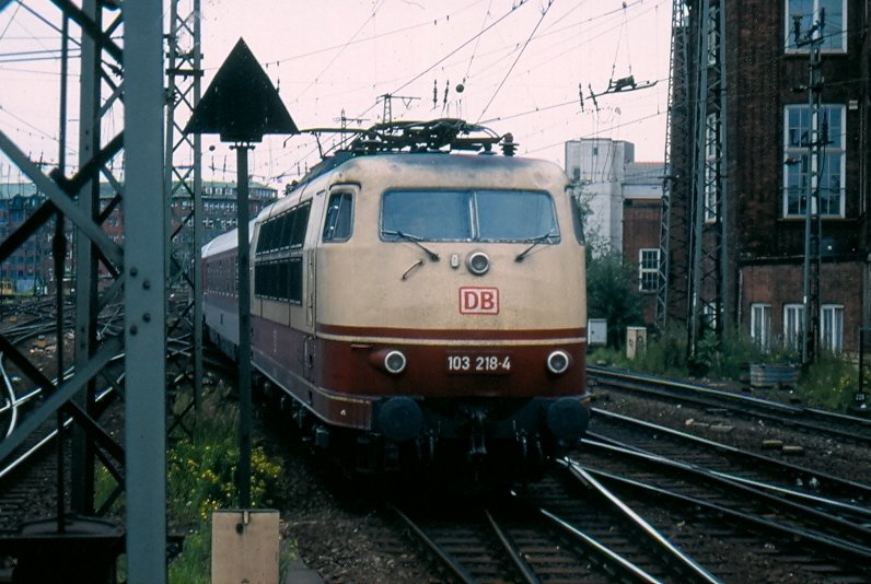 103 218-4 mit Intercity bei der Einfahrt in den Hamburger Hauptbahnhof