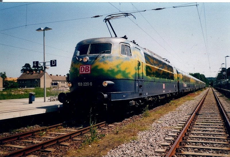 103 220 mit dem Urlaubsexpress Binz-K�ln im Juni 1999 im Ostseebad Binz.