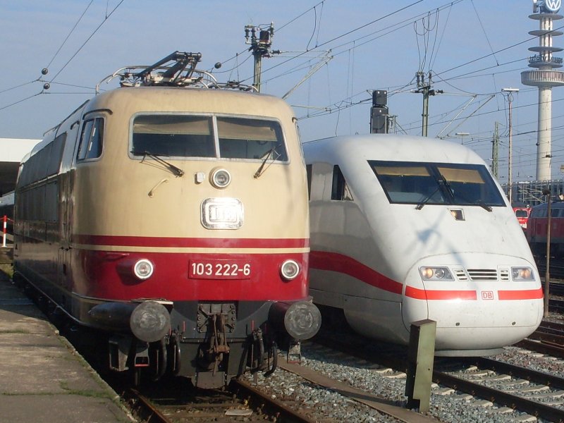103-222-6 abgestellt in Hannover und daneben ein ICE 1 der auf dem Weg von Hamburg nach Mnchen ist