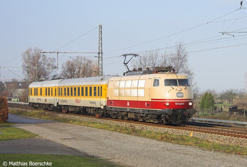 103 222-6 mit einem Mezug in Neukloster am 29.11.06.