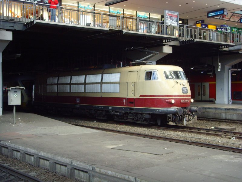 103 222-6 stand mit einem Gleismesszug auf Gleis 8 in Hamburg Hbf. 28.05.09