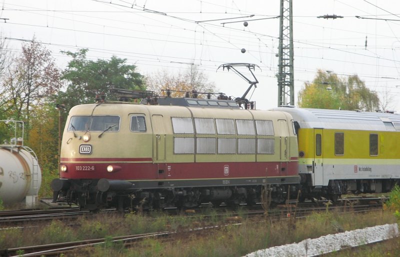 103 222 durchquert am Abend des 10. November 2006 mit einem Messzug den Bahnhof Nienburg/Weser in Richtung ihrer Heimat (Minden).
