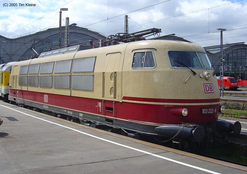 103 222 (ex 750 003) steht am 11.08.2005 mit einem Messzug in Leipzig Hbf.