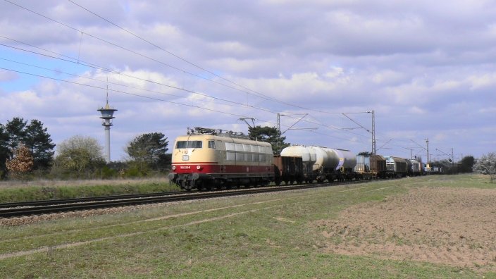 103 222 vom fuhr am 19.3.2008 mit ST 91706 /schweizer G�terwagen mit Flachstellen) nach Basel. Aufgenommen bei Wiesental, KBS 700, Mannheim-Karlsruhe.