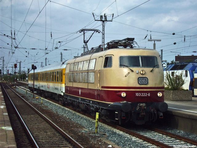 103 222 kommt mit ihrem Oberbaumesszug am 16.08.2009 in Hamburg Altona an.
