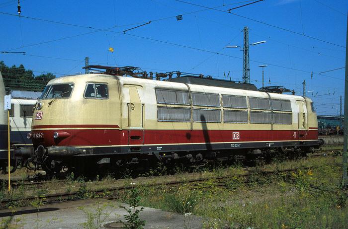 103 226-7 wartet am 12.08.2000 im Bw Saarbrcken Ost auf den nchsten Einsatz