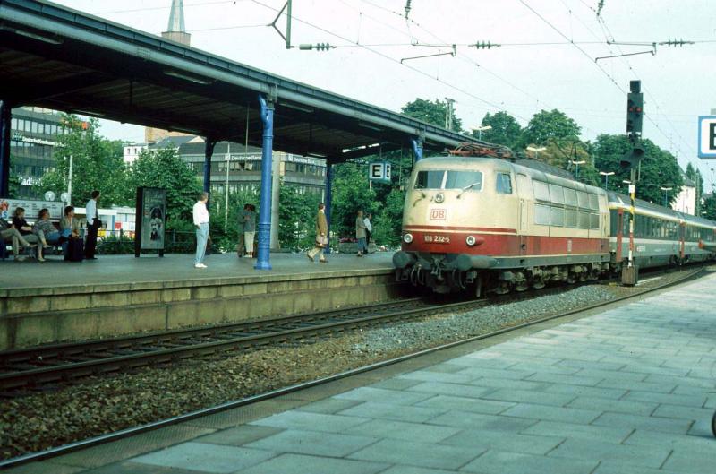 103 232 mit EC 104 am 20.07.1994 in Bonn Hbf
