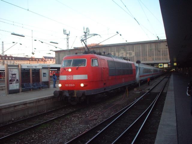 103 233 steht vor ihrem IC... Mnchen HBF (09.11.03)