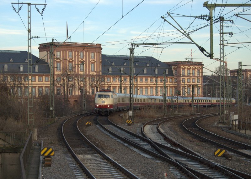 103 235-8 mit TEE 91308, Salzburg Hbf - Dortmund Hbf, f�hrt vorbei am Mannheimer Schloss Richtung Worms. 14.12.2008