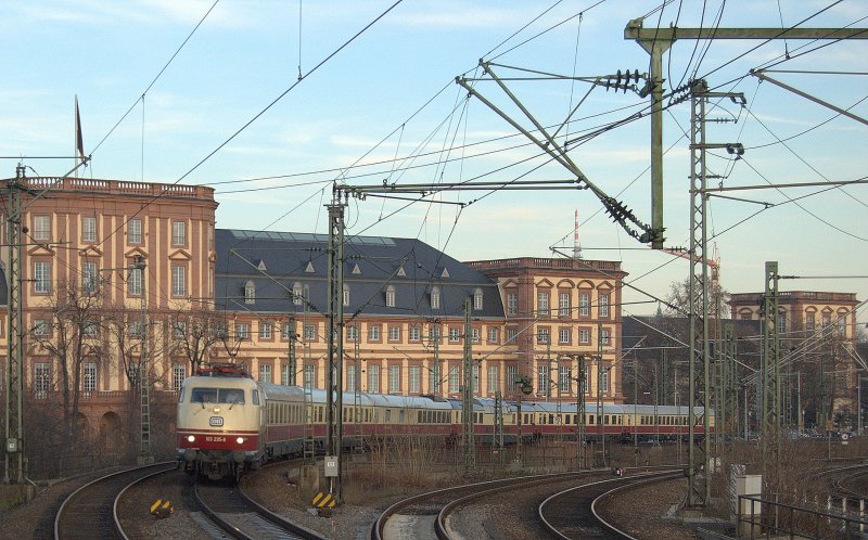 103 235-8 mit TEE 91308, Salzburg Hbf - Dortmund Hbf, fhrt vorbei am Mannheimer Schloss Richtung Worms. 14.12.2008