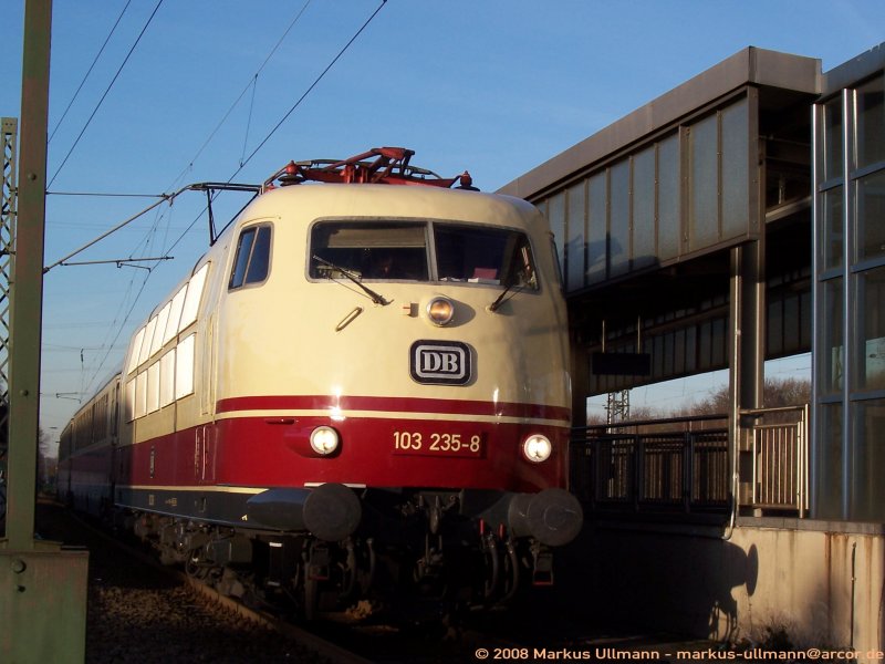 103 235 - 8 zieht den TEE 91300 von Mannheim nach Papenburg - hier zu sehen im Bahnhof Essen-Altenessen am 16.02.2008 um  9:01 Uhr bei erstklassigem Wetter