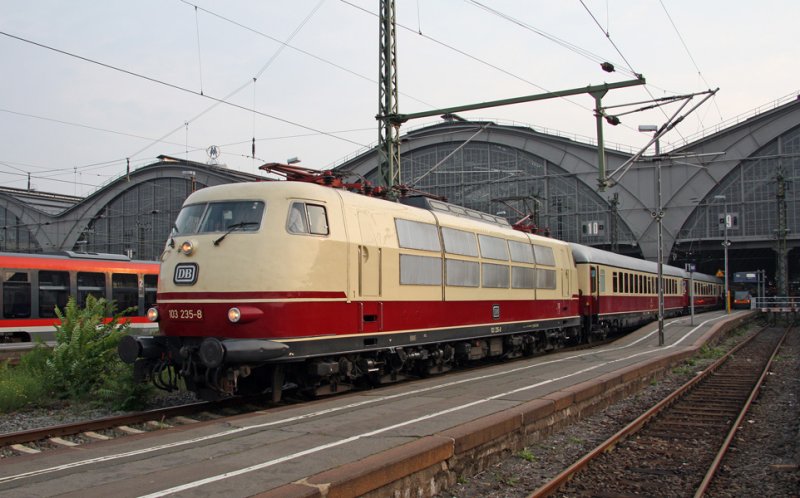 103 235-8 zog den  Rheingold-Express , mit dem am 15.09.2009 Angela Merkel auf ihrer Wahlkampftour durch Deutschland auch in Leipzig Station machte, auf der abendlichen Fahrt nach Berlin. Am anderen Zugende hing 103 184-8 welche den Zug zuvor nach Leipzig brachte.