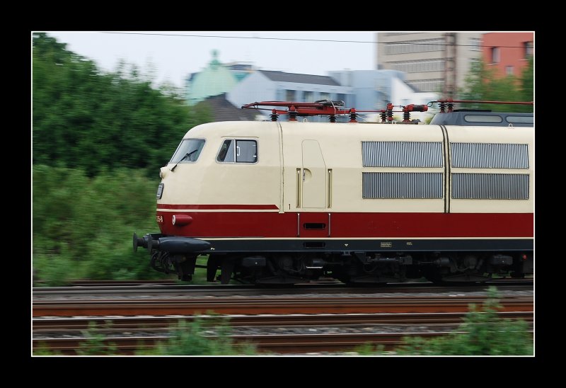 103 235 am 21.05.09 bei der Ausfahrt in Essen Hbf.
