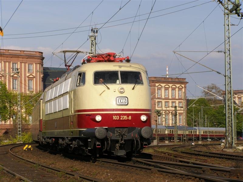 103 235 mit dem Tee Zug vor der Reinbrcke in Ludwigshafen. Vor ein paar Minuten verlies sie den Mannheimer HBF.