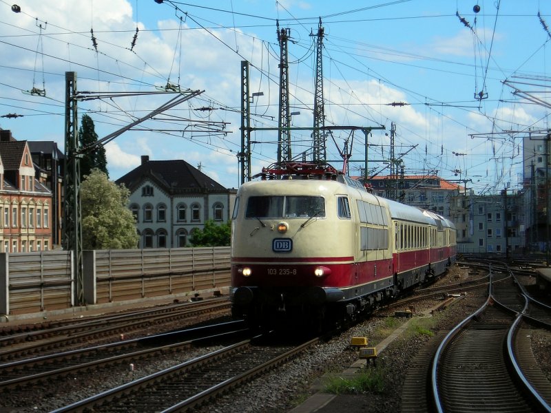 103 235 mit einem TEE kurz vor Hannover HBF.