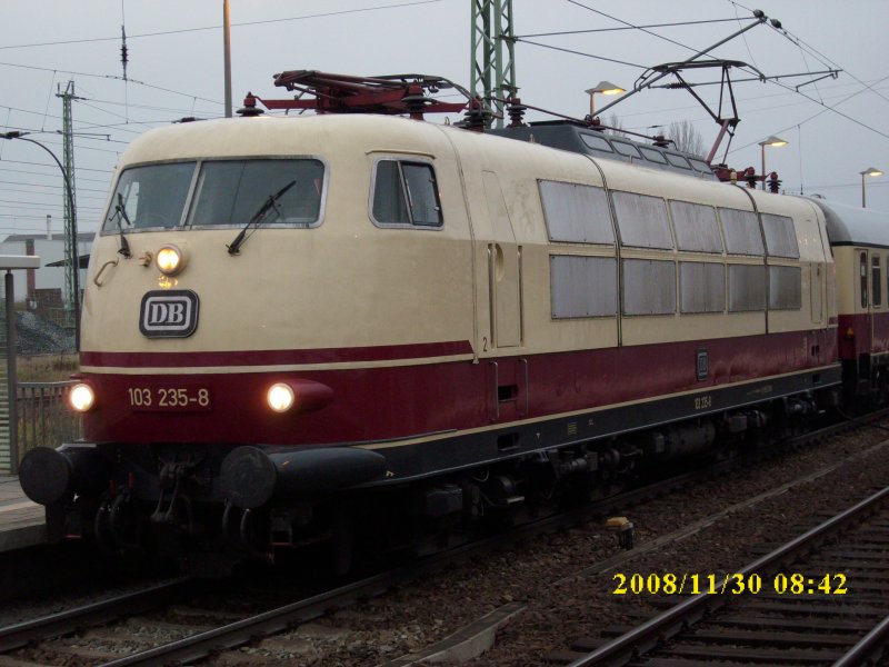 103 235 steht mit dem TEE-Sonderzug 91306 am 30.11.2008 nach Stralsund in Bergen/Rgen bereit.Der Zug fuhr am Vormittag bis Stralsund wo die Reisende das Ozeaneum und die Stadt Stralsund besuchen konnten,eher es am Nachmittag zurck nach Hannover ging. 