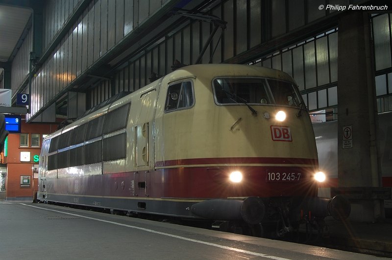 103 245-7 am Abend des 30.11.07 in Stuttgart Hbf.